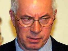 Азаров пропонує взятися за інтернет-магазини старый .удак