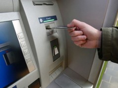 С пенсионных карт ПриватБанка снимать деньги без комиссии можно в любых банкоматах банкомат