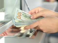 Нацбанк снял ограничения на выдачу валюты вкладчикам