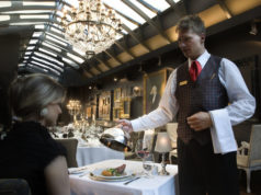 Рестораны в Украине перейдут на безналичные чаевые