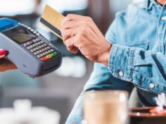 АЗС и торговые сети начали отказываться от оплаты картами. НБУ призвал не допускать.