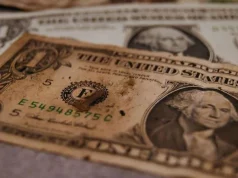 НБУ обязал принимать старые и изношенные купюры иностранной валюты