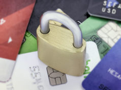 «Приватбанк» начал блокировать и принудительно закрывать счета украинцев