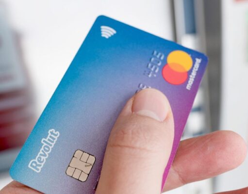 Почему Revolut приостанавливает предоставление услуг украинцам